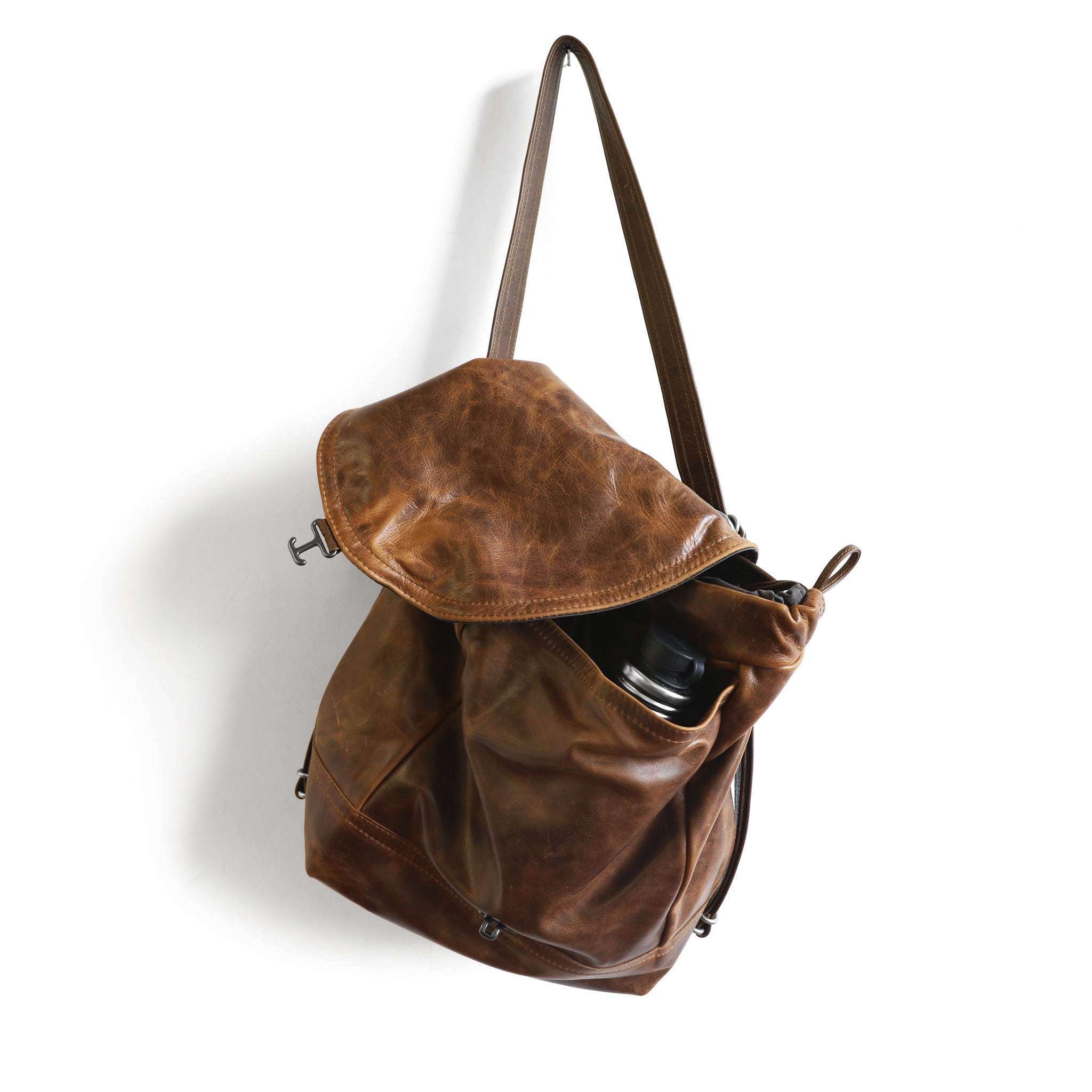 1904 maxwell size medium in selki and vintage brown front pocket detail