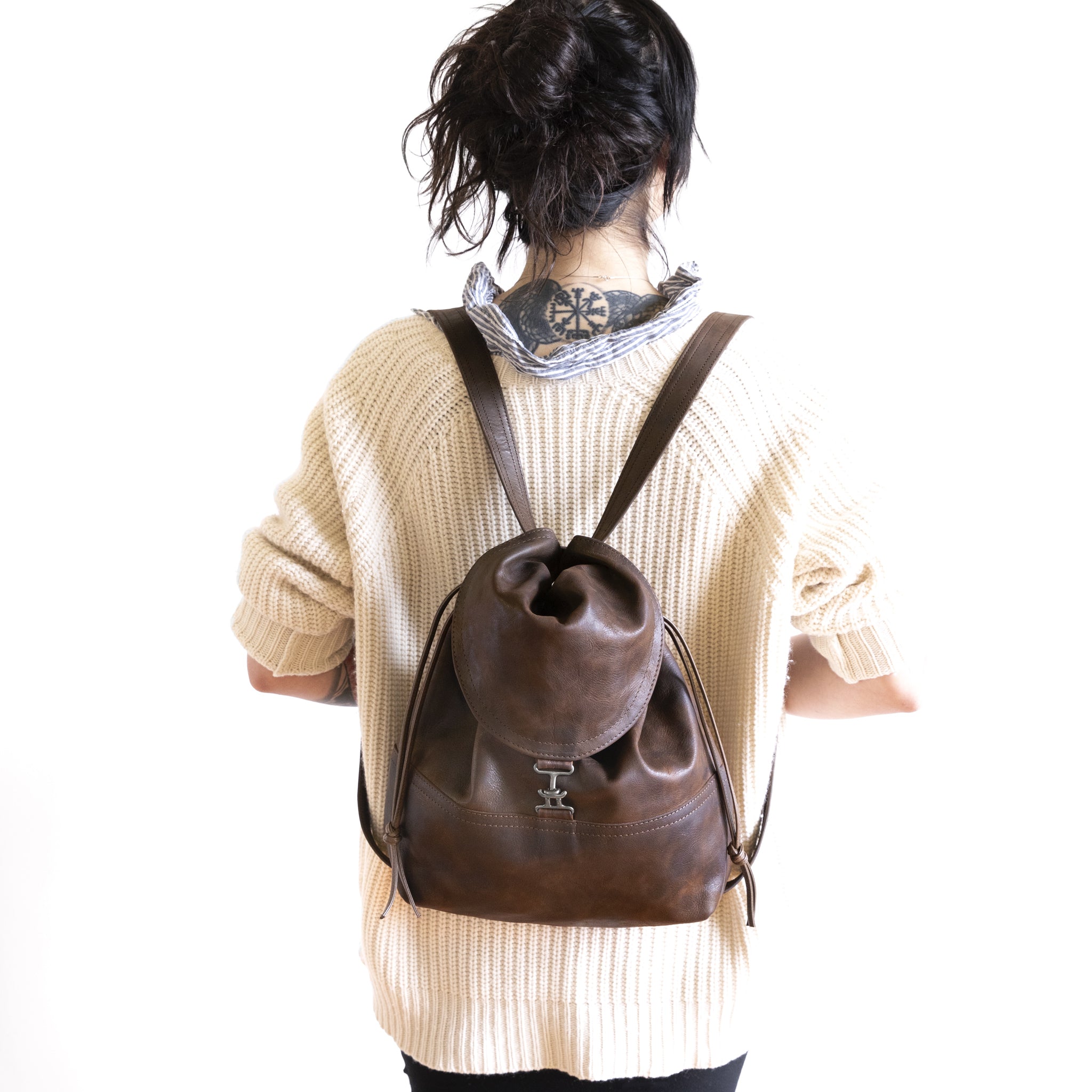 1904 size medium in distressed espresso