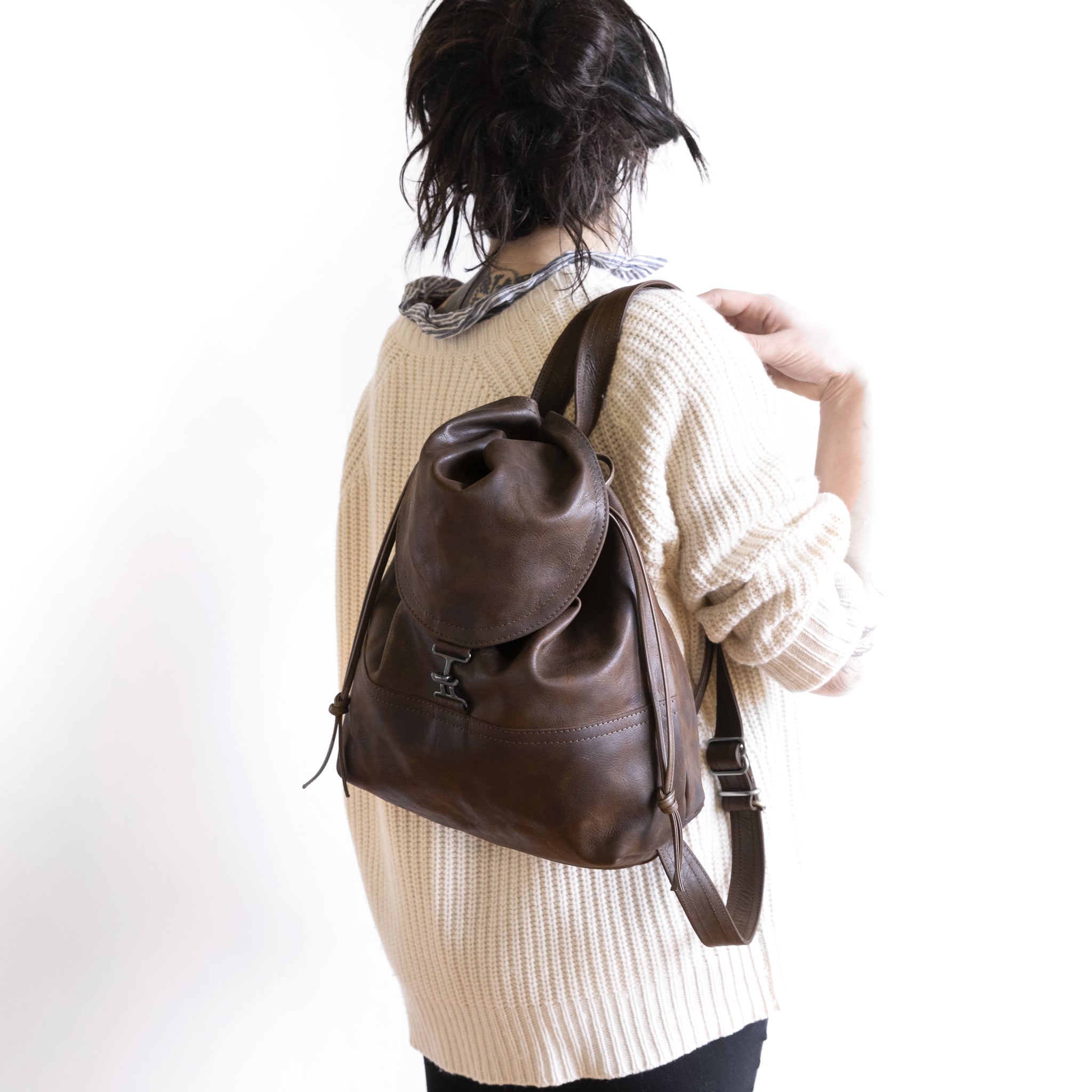1904 size medium in distressed espresso