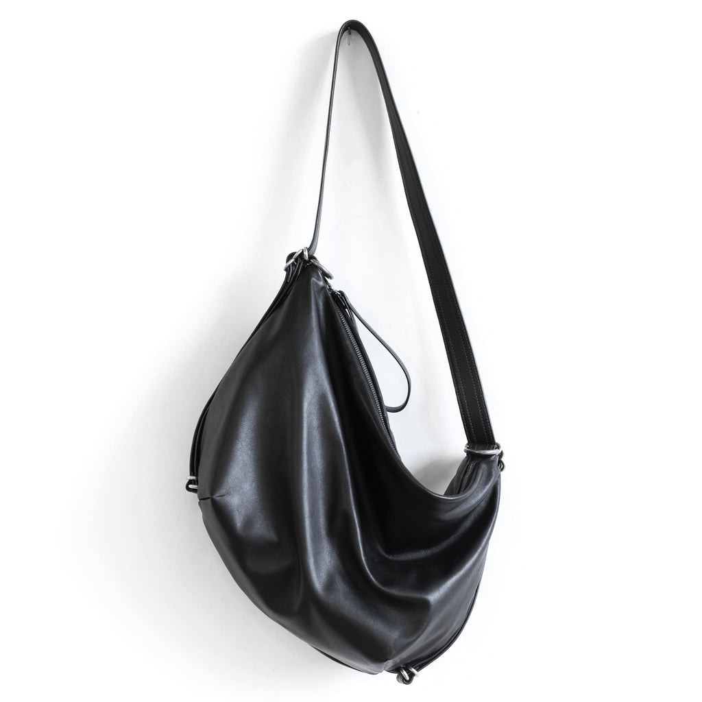 the duffel, size medium, in plonge black