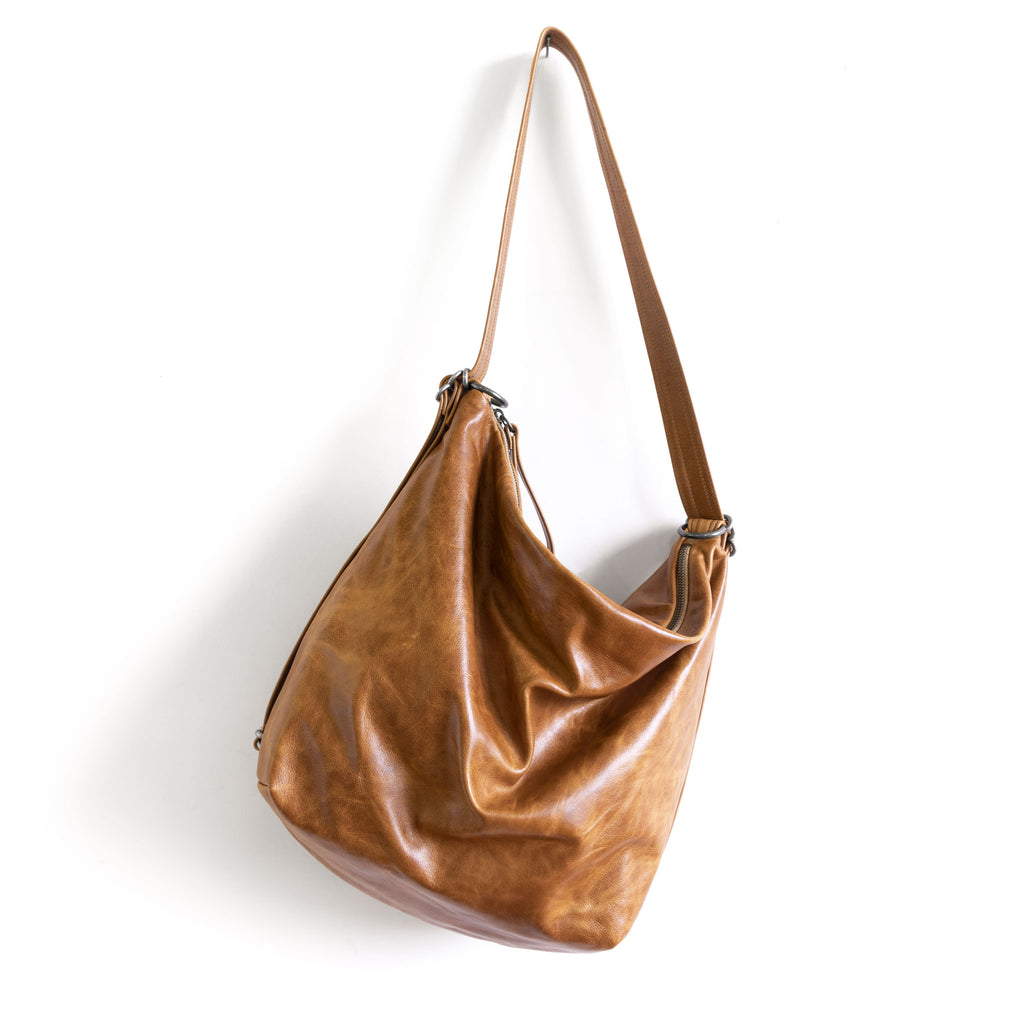 hobo pack original, size med shown, in light saddle