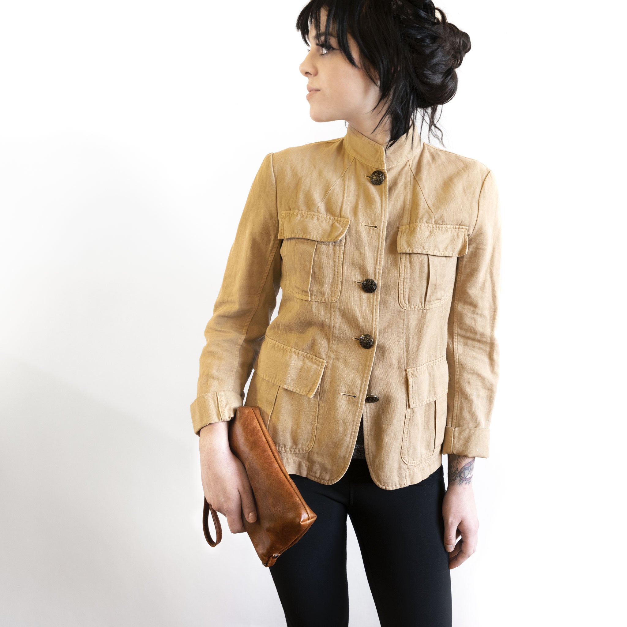 model holding pinched bottom traveler in saddle